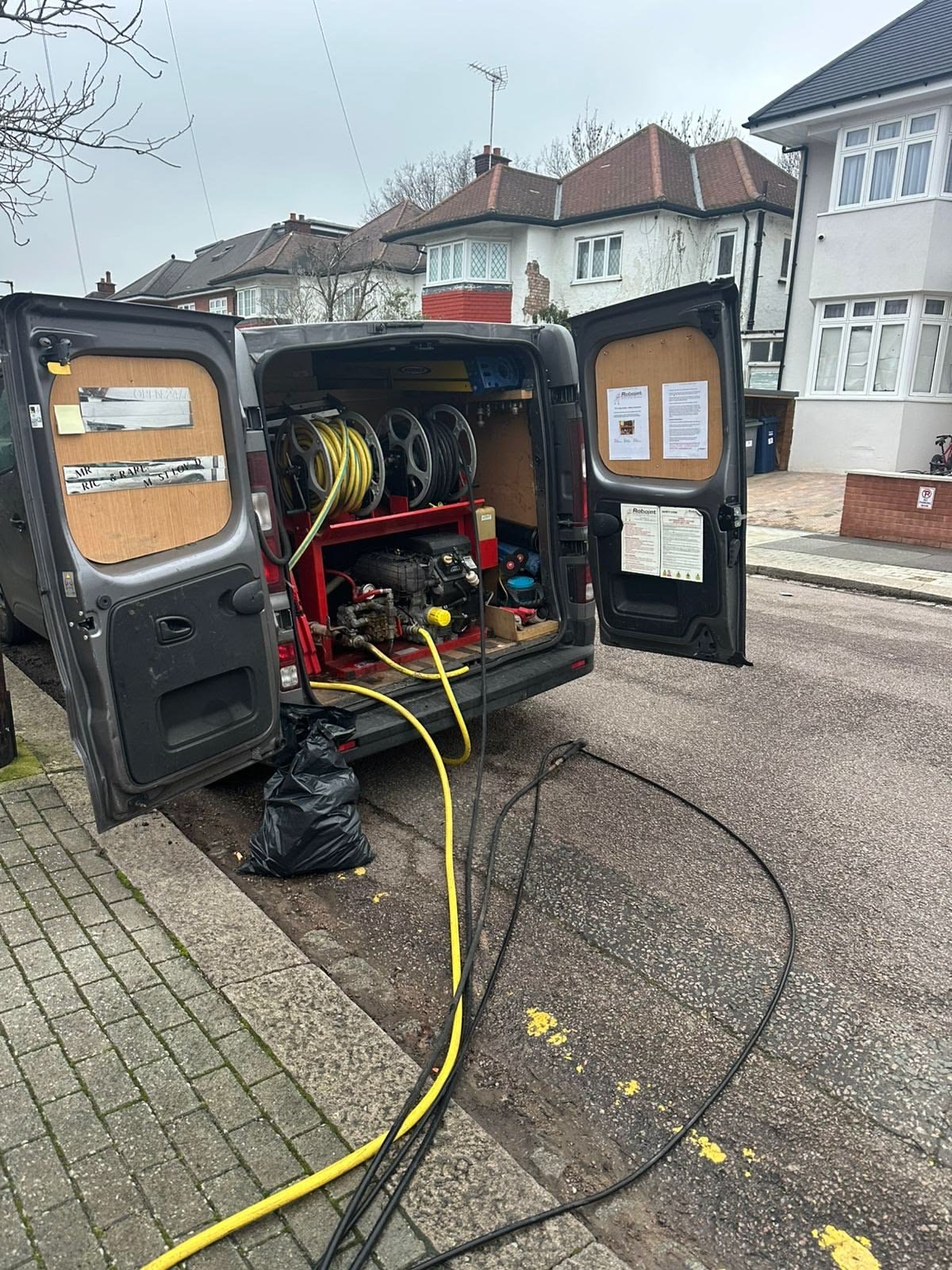 Une photo d’une voiture de plombier garée devant un endroit. Les matériaux professionnels pour plombier Strasbourg. On peut voir les nécessités pour un service de débouchage et toute service urgent à Strasbourg